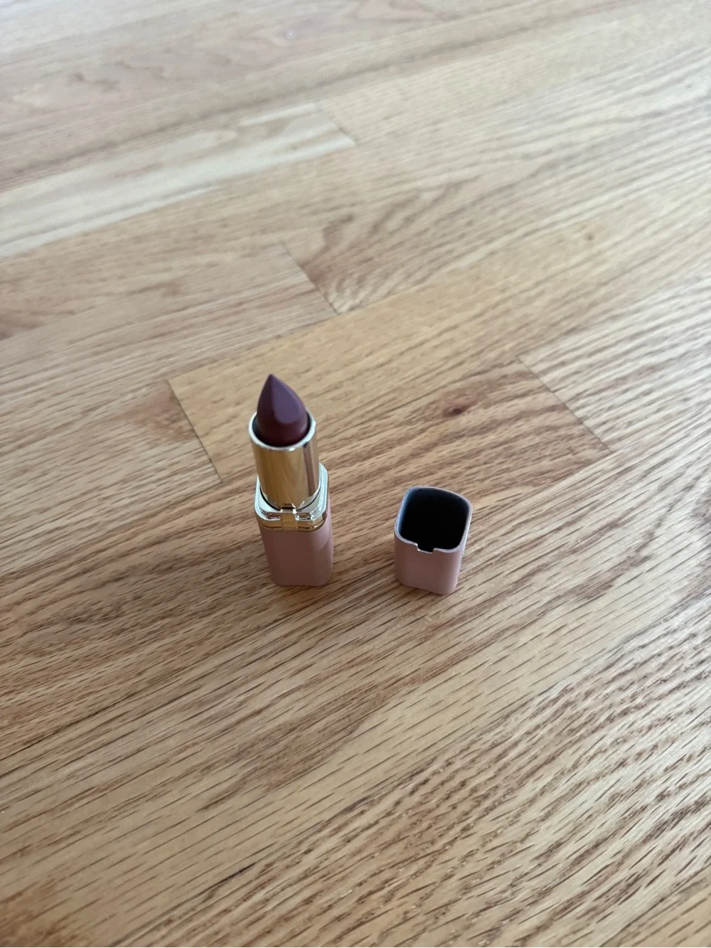 L'Oreal Paris Colour Riche Lipstick - 570 Worth It Intense brown lipstick